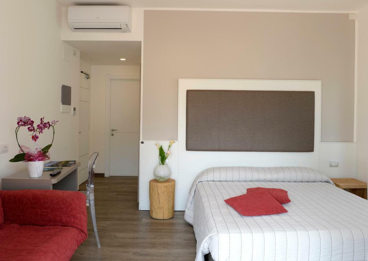 Hotel Rolly Riva del Garda Esterno foto